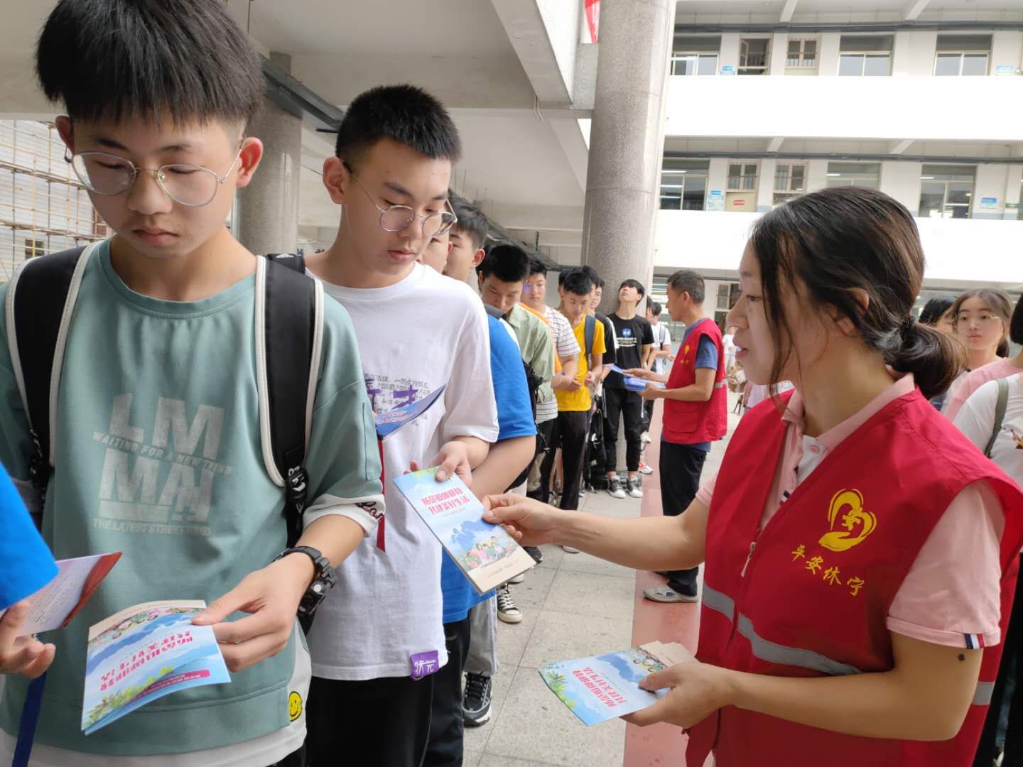 向学生们发放betway88必威东盟体育宣传折页,宣传betway88必威东盟体育知识 向学生们发放betway88必威东盟体育宣传折页,宣传betway88必威东盟体育知识