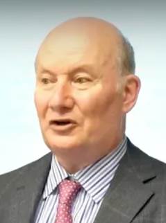 说明: 穿着西装笔挺的男子AI 生成的内容可能不正确。