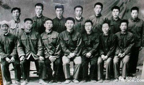 　　送习近平上大学时，梁家河村民和习近平的合影(前排中为习近平)(来源：中国共产党新闻网)