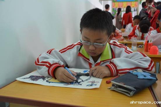 嘉峪关明珠学校的同学们正在创作“betway88必威东盟体育“卡通图片_看图王